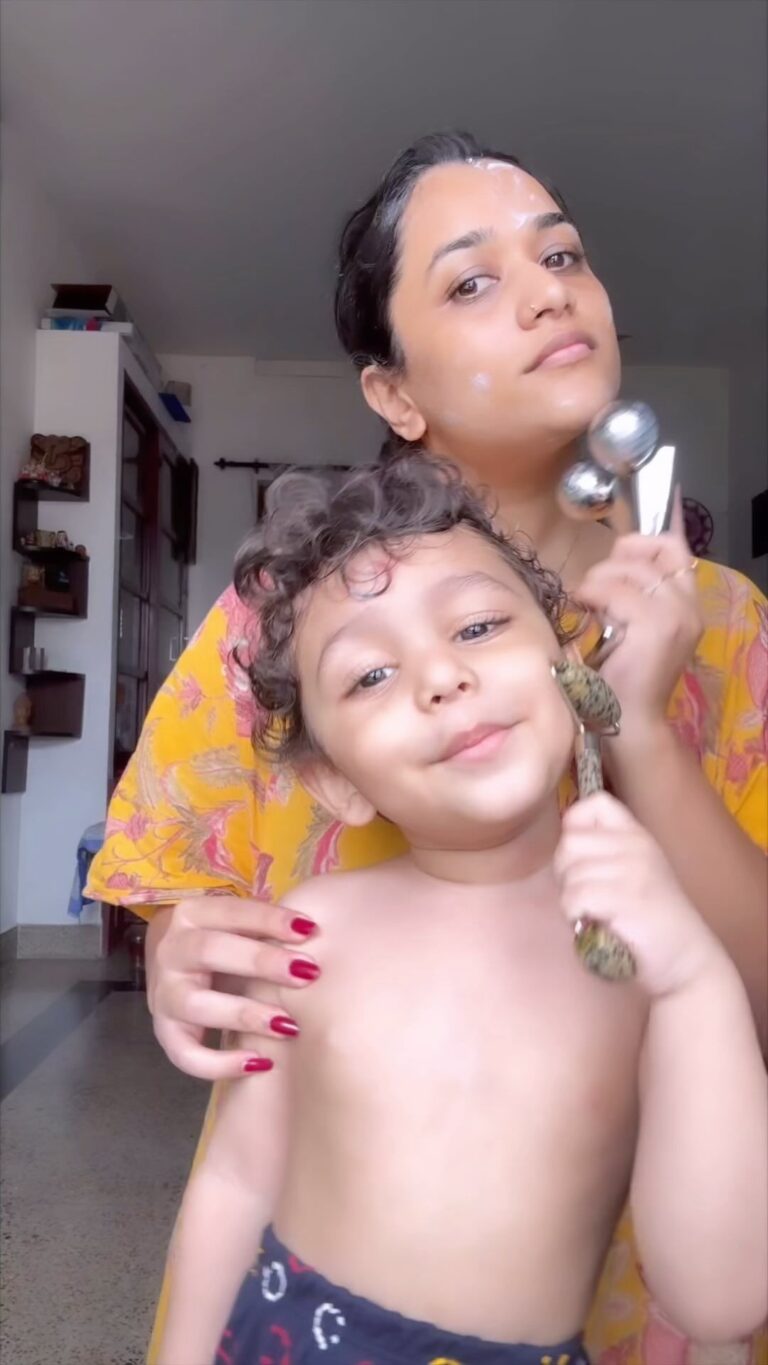 Parvathy R Krishna Instagram - New beauty vlogger on town 😂 6 more days to go for his big day