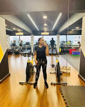 Parvathy R Krishna Instagram - First day at the gym❤️ , This pictures should be on the feed ..Thank you for the inspiration @rimitomy ..Its sure that I will achieve my goal and thats my new year resolution ,what’s your’s? 
Comment ❤️