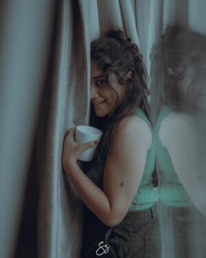 Parvathy R Krishna Instagram - Okay Boss, I know what you are feeling now ..Ok hold it and text your partner that you love them a lot ❤️❤️❤️
📸 : @storiesbysujith