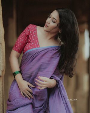 Parvathy R Krishna Instagram - When life gives you reasons to flaunt, wear a saree!

Shoot for : @aambal.everypetalisunique [They have got some unique and classy collections]
📸 : @snipercam_weddings @_stories_by_mathews__ 
@_mathews_photography