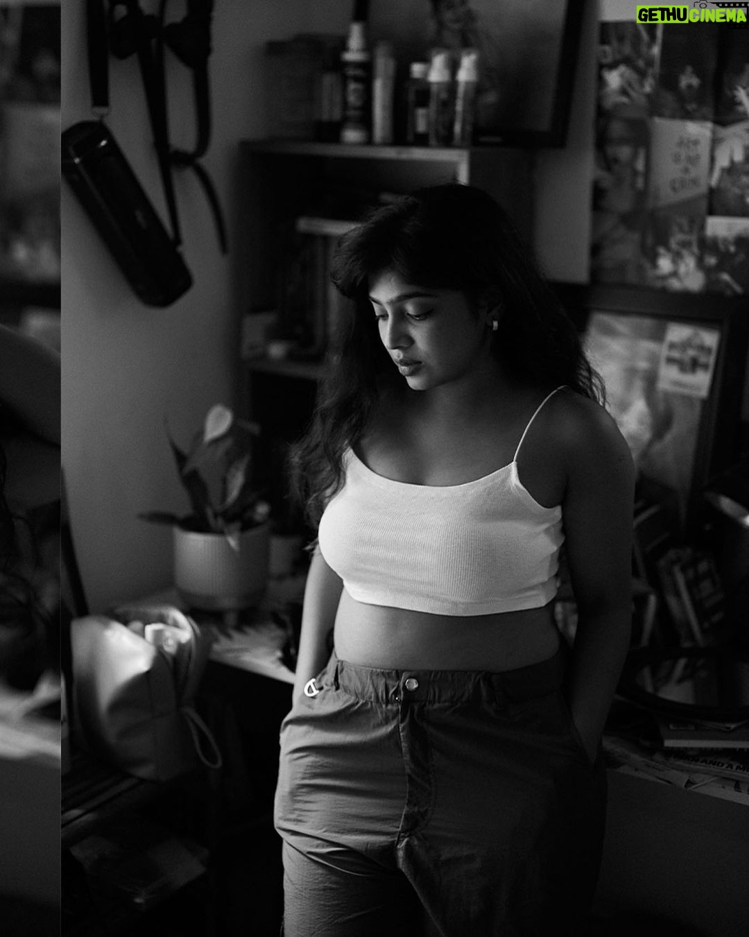 Parvathy Saran Instagram - Portraits of @vjpaaru in her cozy little room!