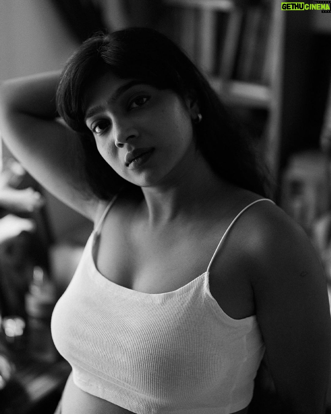 Parvathy Saran Instagram - Portraits of @vjpaaru in her cozy little room!