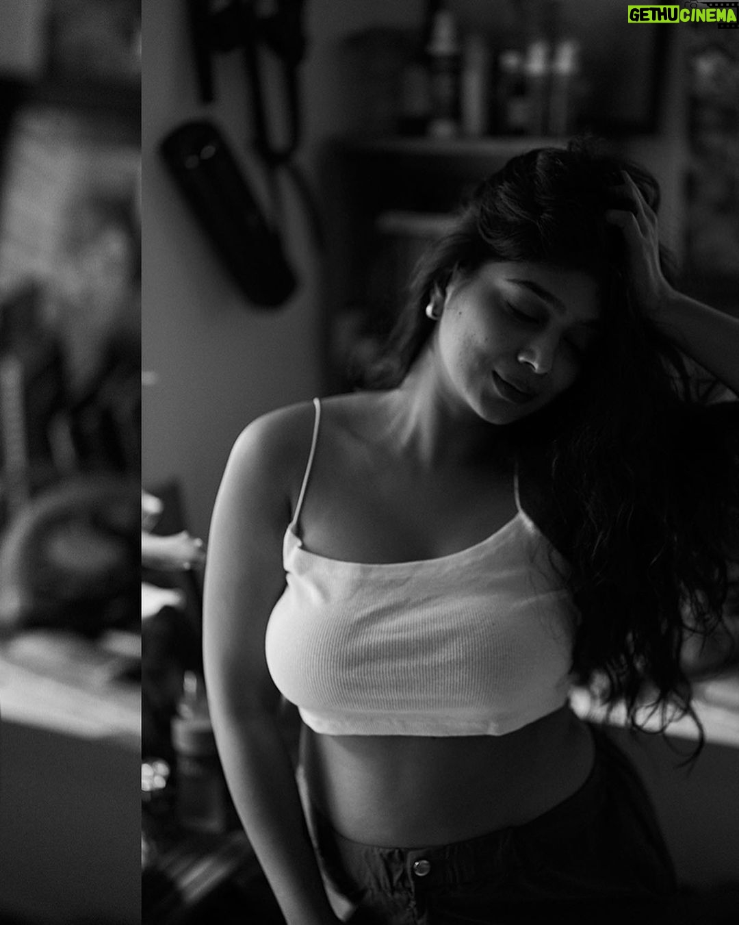 Parvathy Saran Instagram - Portraits of @vjpaaru in her cozy little room!