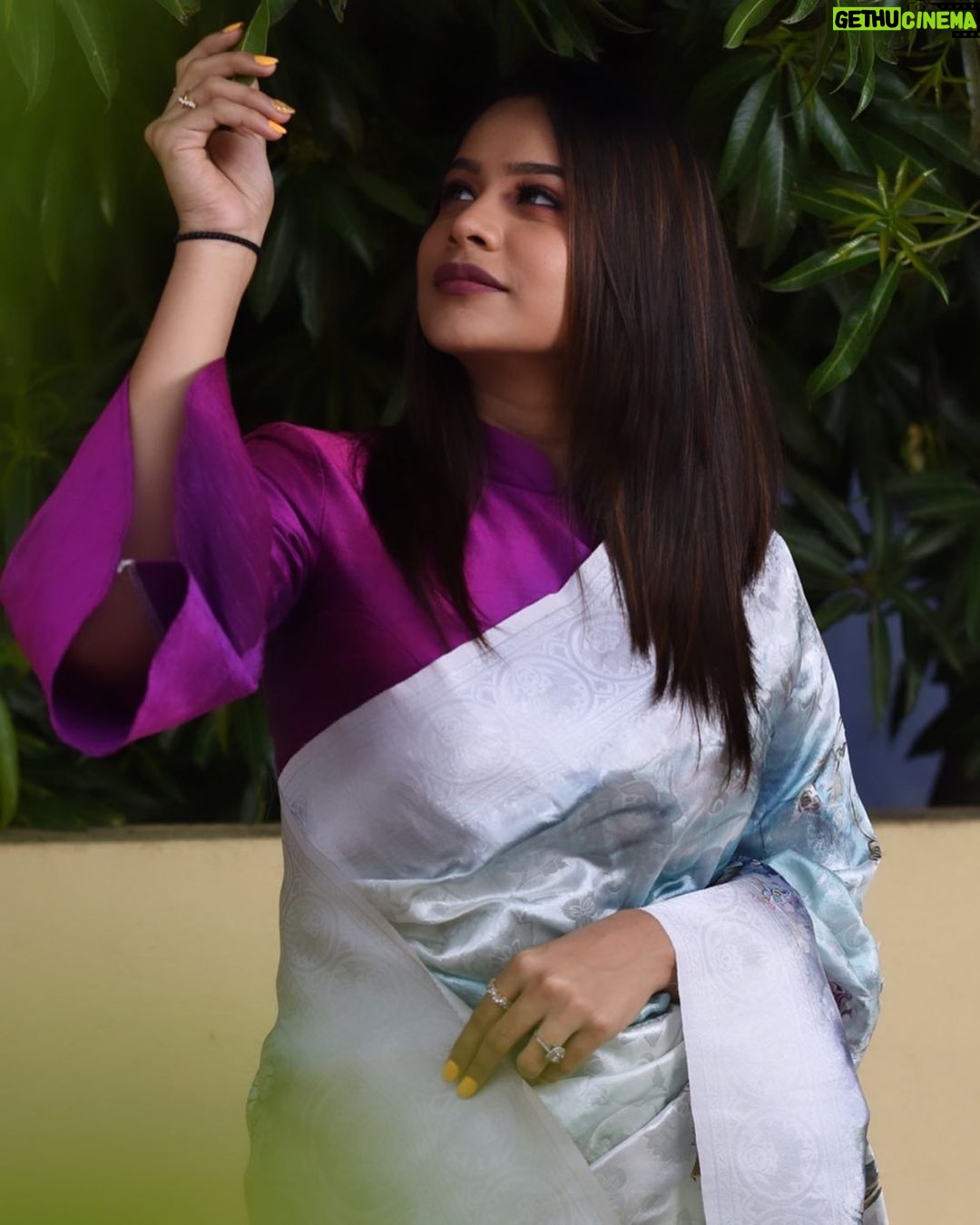 Parveen Instagram - Vaa vaathi🤍 . . . . . Makeover : @makeupstories_by_tara Photographer : @shotsbyuv Blouse from : @iraivibridalshowroom #instagood #indtagram #insta #picoftheday #parveenofficial