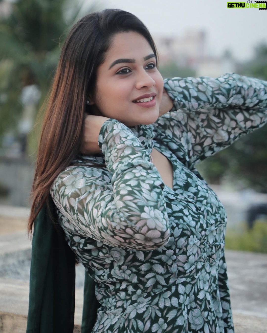 Parveen Instagram - மேகமோ அவள் மாய பூ திரள் தேன் அலை சுழல் தேவதை நிழல்🤍 . . . Beautiful dress from @_fabern #instagood #instagram #insta #picoftheday #parveenofficial