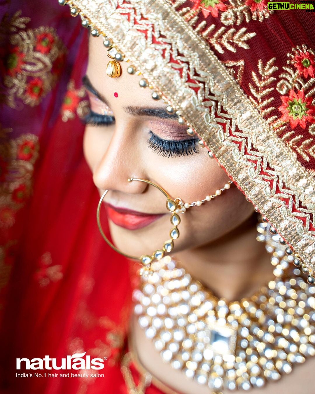 Parveen Instagram - It is your wedding day, and all eyes are on you! We ensure that you look and feel like a queen at your wedding. MUA @preethi_naturalsmakeupartistry Outfit @designed_by_sindhu Jewellery @fineshinejewels Location @naturalsrajakilpakkam Contact 81100 81100 to know more about bridal packages. #naturalssalon #naturalsbridal #itstimeforme #naturalssignaturesalon #bridalmakeup #bridallehenga #bridalmakeover #bridalmakeupartist #bridal #bridalhairstyle #bridalhairstyles #chennaimakeupartist #northindianbride
