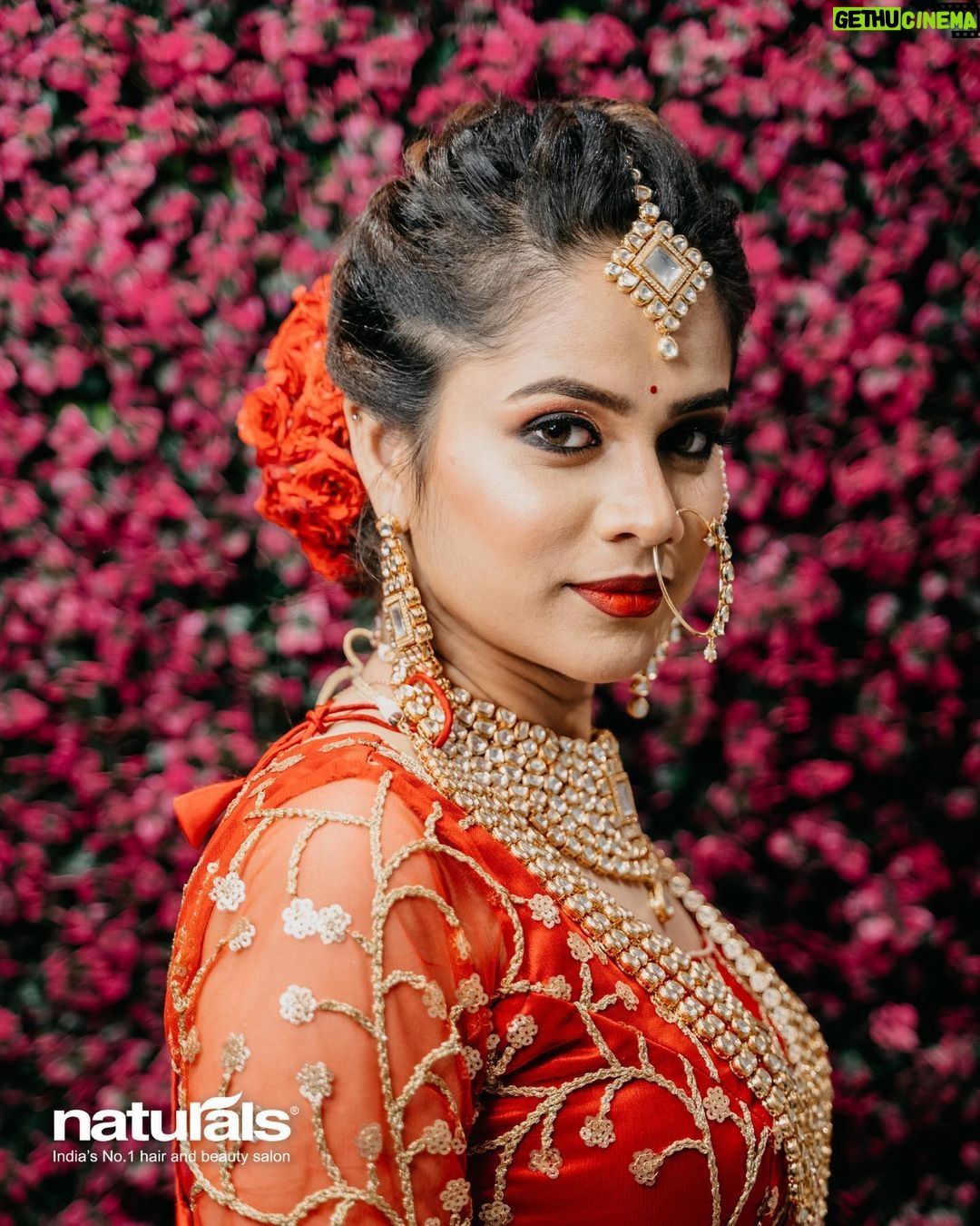 Parveen Instagram - It is your wedding day, and all eyes are on you! We ensure that you look and feel like a queen at your wedding. MUA @preethi_naturalsmakeupartistry Outfit @designed_by_sindhu Jewellery @fineshinejewels Location @naturalsrajakilpakkam Contact 81100 81100 to know more about bridal packages. #naturalssalon #naturalsbridal #itstimeforme #naturalssignaturesalon #bridalmakeup #bridallehenga #bridalmakeover #bridalmakeupartist #bridal #bridalhairstyle #bridalhairstyles #chennaimakeupartist #northindianbride