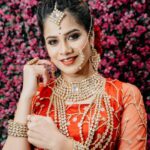 Parveen Instagram - It is your wedding day, and all eyes are on you! We ensure that you look and feel like a queen at your wedding. MUA @preethi_naturalsmakeupartistry Outfit @designed_by_sindhu Jewellery @fineshinejewels Location @naturalsrajakilpakkam Contact 81100 81100 to know more about bridal packages. #naturalssalon #naturalsbridal #itstimeforme #naturalssignaturesalon #bridalmakeup #bridallehenga #bridalmakeover #bridalmakeupartist #bridal #bridalhairstyle #bridalhairstyles #chennaimakeupartist #northindianbride