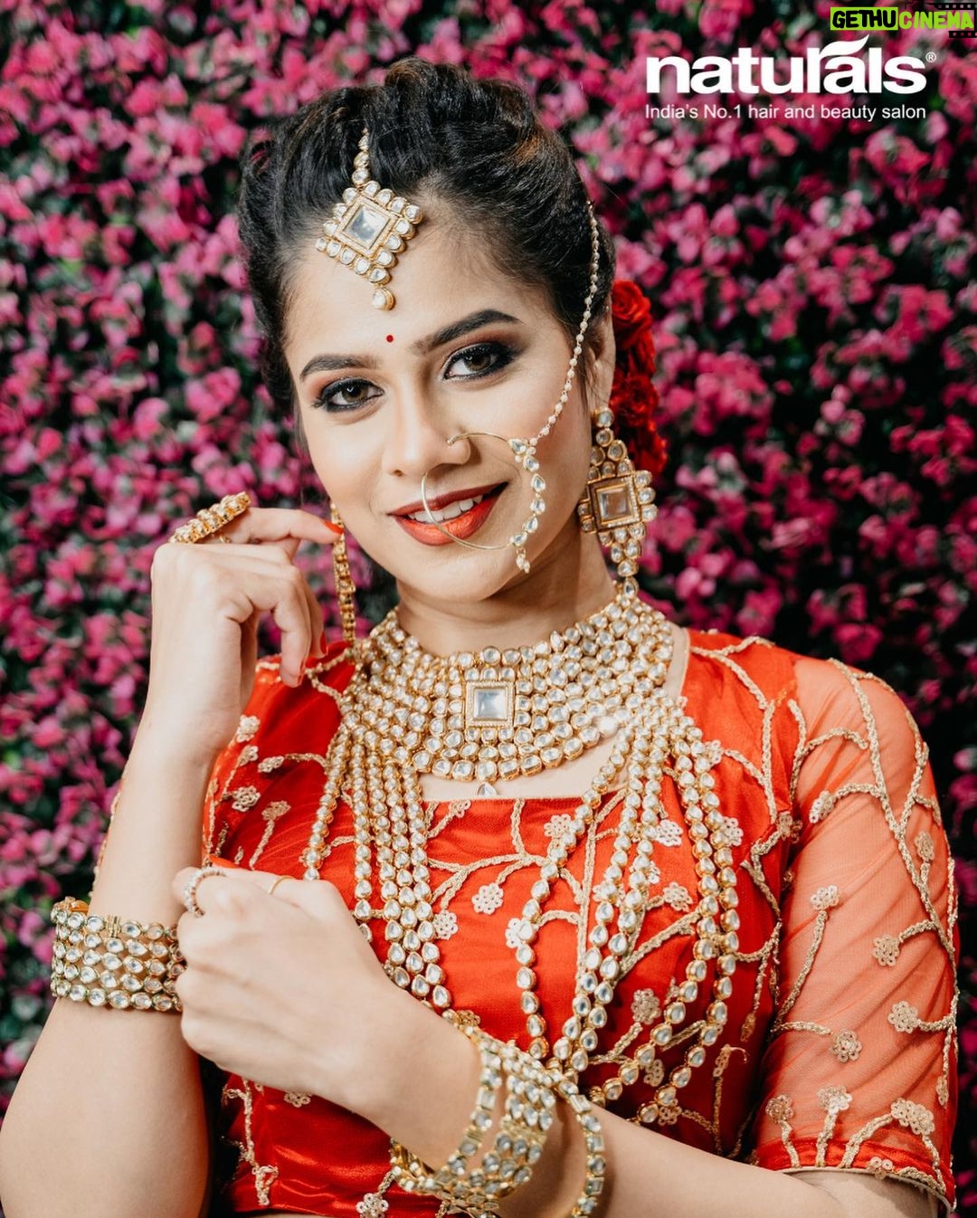 Parveen Instagram - It is your wedding day, and all eyes are on you! We ensure that you look and feel like a queen at your wedding. MUA @preethi_naturalsmakeupartistry Outfit @designed_by_sindhu Jewellery @fineshinejewels Location @naturalsrajakilpakkam Contact 81100 81100 to know more about bridal packages. #naturalssalon #naturalsbridal #itstimeforme #naturalssignaturesalon #bridalmakeup #bridallehenga #bridalmakeover #bridalmakeupartist #bridal #bridalhairstyle #bridalhairstyles #chennaimakeupartist #northindianbride