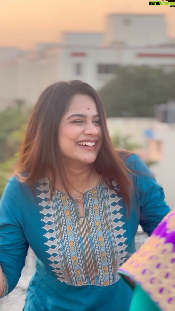 Parveen - 140.2K Likes - In between shoot😂😂
.
.
.
#trending #trendingreels #irandaamulagam #kanimozhiye #tamilsong #love #reels #reelsinstagram #reelitfeelit #instagram #instagood #like #beingjaanu #shooting #parveenofficial