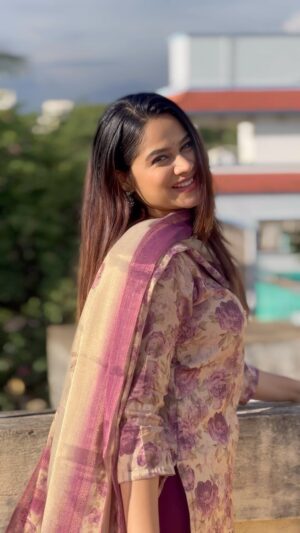 Parveen Instagram - Uyir paadhi unnakeyy🤍
.
.
#anbenum #leo #thalapathy #trisha #trending #tamilsong #love #reels #reelsinstagram #reelitfeelit #instagram #instagood #like #trendingreels #parveenofficial