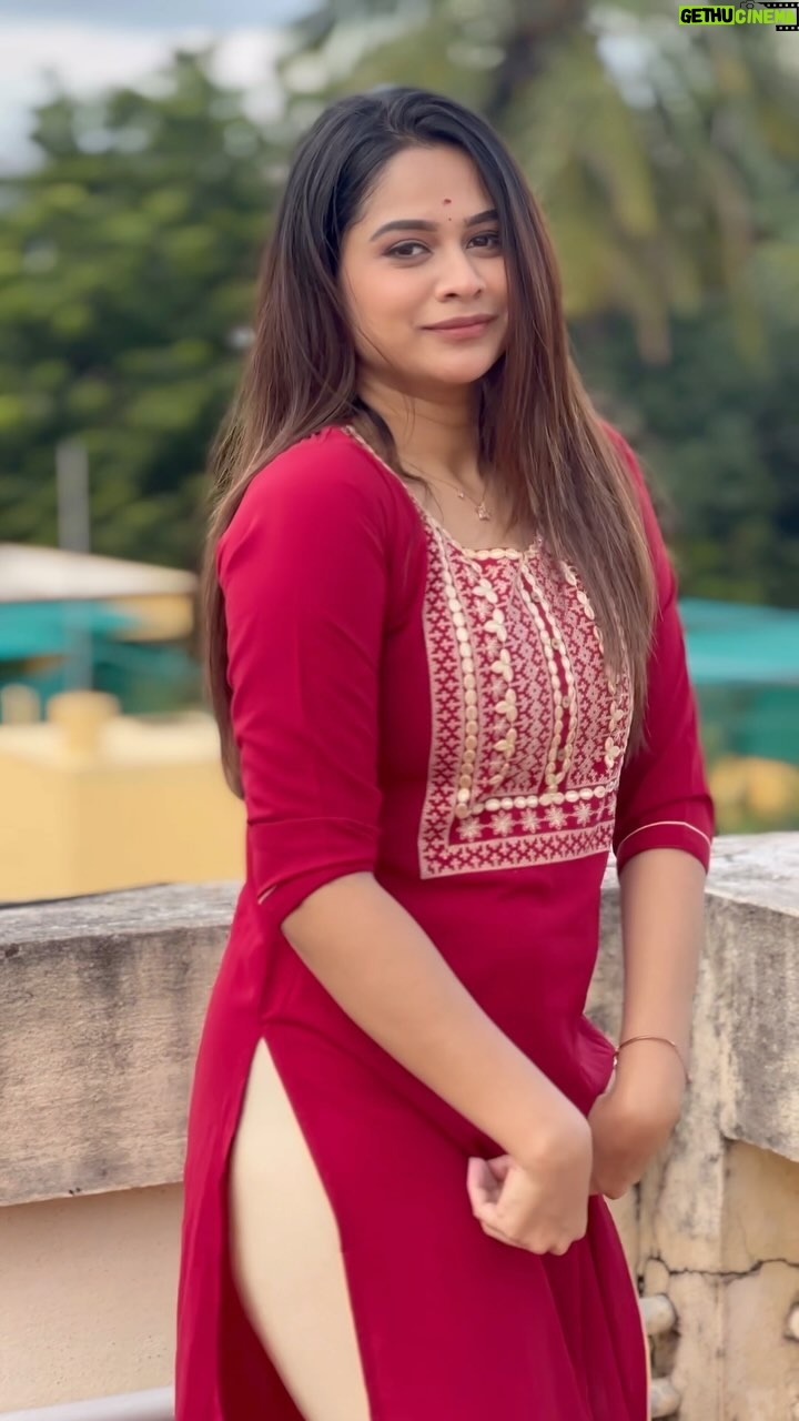 Parveen - 161.1K Likes - Thamara poovukum thannikum ennaikum sandaiye vandhathu illa🤍❤️
.
.
.
#thamaraipoovukum #trending #trendingreels #reels #reelinstagram #reelitfeelit #instagram #instagood #like #tamilsong #dance #dancelove #parveenofficial