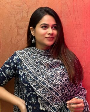 Parveen Instagram - மடியினில் சாய்ந்திட துடிக்குதே
மறுபுறம் நாணமும் தடுக்குதே
இது வரை யாரிடமும் சொல்லாதகதை!!🤍
.
.
👗 @svfashions_ 
.
.
#instagram #instagood #picoftheday #kangalirandal #tamilsong #like #lovesong #dress #selflove #parveenofficial