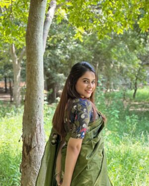 Parveen Instagram - Being Malar💚
.

📸 @abeneya_official 

.

#instagram #instagood #picoftheday #trending #kanakaanumkaalangal #hotstar #parveenofficial