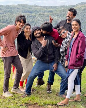 Parveen Instagram - Varam kepom 🎶🤍 #kanakaanumkaalangal @disneyplushotstartamil #kkk #season2 #yercaudtrip #shootingtime #fun #photography