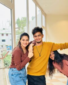 Parveen Instagram - Yes, I know we went there for work, the schedule got exponentially hectic and as always my body kept screaming for me to get some sleep ! 🤐 But amongst all the chaos, these two cuties made life much easier🥹 (and ofcoz I returned the favour by being incredibly charming😜) To all the good/bad jokes & the loud heartfelt laughs we had, to all the memories created and to the bond that got strengthened❤️🥂 My 2 Darlings for ever ! ❤️🤭 Ps - They mean so much to me and I always wanted this my picture on my profile FOREVER ! 🥹❤️ PC - @abeneya_official 😁❤️ #bestfriendsforlife #mydarlings #kanakanumkalangal #season2 #vasanth #malar #nandhini Yercaud