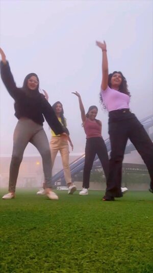 Parveen Instagram - #bitsandpiecesfrom #Yercauddiaries,
The choreo may not be perfect; no, it wasn’t planned. 
It was one shot, 
‘cause we couldn’t wait for the next time, ‘cause there ain’t no next time.✨

On the mountaintop, we stood, 
A moment we couldn’t resist amidst the mist,
We danced 🤍✨

#kavalayasong #jailer #kavalaya #dancereel #kanakaanumkaalangal #kanakaanumkaalangalseason2
