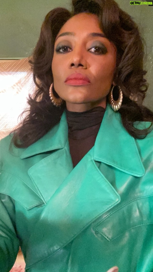 Patina Miller Instagram - Episode 206!!! What y'all think??!!👀Shit bubblin UP!! Directed by @bartwenrich150 and written by @emfleezy #raisingkanan #starz #bts