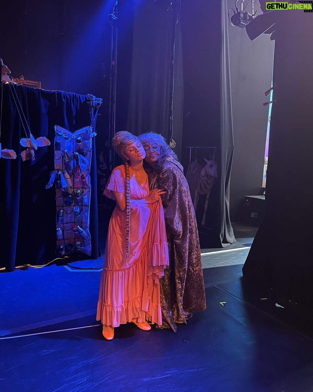 Patina Miller Instagram - More.....😂❤️ @intothewoodsbroadway