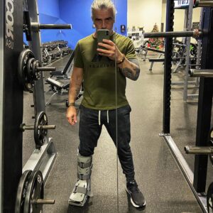 Patrice Godin Instagram - Toujours mieux que rien 🔥 #backytothegym @energie_cardio