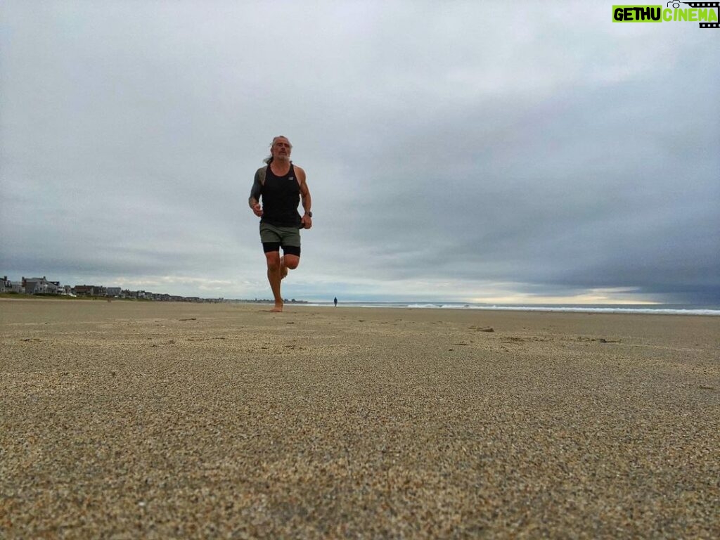 Patrice Godin Instagram - Exercices de renforcement sur la plage ce matin. Pas de course proprement dite: étirements, push-up, air squat et des sprints de 100 mètres sur la pointe des pieds. All good #zenendurance Wells Beach, Maine