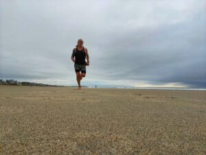 Patrice Godin Instagram - Exercices de renforcement sur la plage ce matin. Pas de course proprement dite: étirements, push-up, air squat et des sprints de 100 mètres sur la pointe des pieds. All good #zenendurance