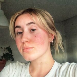 Patrice Godin Instagram - Cette belle grande fille a vingt ans! Vingt ans! 
Hier, je la berçais encore dans mes bras et aujourd’hui, elle est devenue une magnifique jeune femme pleine de sourire et de soleil, infirmière en devenir, qui fonce pleinement dans la vie. 
Ju, je te l’ai dit ce matin et je te le redis encore, je suis si fier de toi! Mon cœur de papa est comblé. « Je t’aime à l’infini de l’univers! » Love love love! 
Passe une splendide journée!!! Joyeux anniversaire! ❤️ ☀️ ❤️☀️❤️