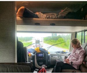Patrice Godin Instagram - Comment on se repose durant le @granddefipierrelavoie? Comme on peut 😎 

#gdpl #quebecor #1000km 

📸 @justine.stmartin