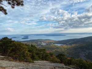 Patrice Godin Instagram - Retour sur la journée d’hier. Dorr Mountain (2X) suivi de Sand Beach et Ocean Path. Mount Desert Island et Acadia sont un sérieux coup de cœur. Certainement un classique d’automne en devenir ⛰️🌊🙏🏻