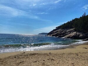 Patrice Godin Instagram - Retour sur la journée d’hier. Dorr Mountain (2X) suivi de Sand Beach et Ocean Path. Mount Desert Island et Acadia sont un sérieux coup de cœur. Certainement un classique d’automne en devenir ⛰️🌊🙏🏻