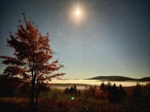 Patrice Godin Instagram - 5 heures du matin, prêt à grimper Cadillac Mountain pour voir le soleil se lever. De toute beauté. Appréciez chaque instant 🙏🏻
#hiking #trailrunning #mountdesertisland #barharbor #maine