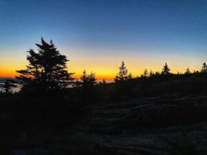 Patrice Godin Instagram - 5 heures du matin, prêt à grimper Cadillac Mountain pour voir le soleil se lever. De toute beauté. Appréciez chaque instant 🙏🏻
#hiking #trailrunning #mountdesertisland #barharbor #maine