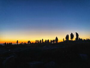 Patrice Godin Instagram - 5 heures du matin, prêt à grimper Cadillac Mountain pour voir le soleil se lever. De toute beauté. Appréciez chaque instant 🙏🏻
#hiking #trailrunning #mountdesertisland #barharbor #maine
