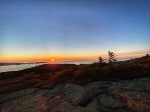 Patrice Godin Instagram - 5 heures du matin, prêt à grimper Cadillac Mountain pour voir le soleil se lever. De toute beauté. Appréciez chaque instant 🙏🏻
#hiking #trailrunning #mountdesertisland #barharbor #maine