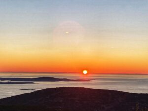 Patrice Godin Instagram - 5 heures du matin, prêt à grimper Cadillac Mountain pour voir le soleil se lever. De toute beauté. Appréciez chaque instant 🙏🏻
#hiking #trailrunning #mountdesertisland #barharbor #maine