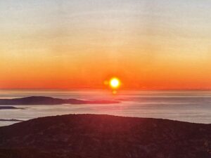 Patrice Godin Instagram - 5 heures du matin, prêt à grimper Cadillac Mountain pour voir le soleil se lever. De toute beauté. Appréciez chaque instant 🙏🏻
#hiking #trailrunning #mountdesertisland #barharbor #maine
