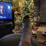 Patrice Godin Instagram - Ho! Ho! Ho! Je devrais être bon pour recommencer à courir en 2024 (sans oublier le Jiu-Jitsu of course). D’ici là, passez de Joyeuses Fêtes en famille et entre ami(e)s. C’est pas mal le plan, en ce qui me concerne. Ça pis écouter des films 🎄🎄 L’opération s’est déroulée parfaitement. Une gros merci à toute l’équipe du CHUL de Québec et un merci spécial aux infirmières et infirmiers qui ont pris soin de moi et de tous les autres patients et patientes aujourd’hui 🫶🏻 (Points bonus si vous devinez sans tricher le film que j’écoute live✌🏻)