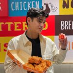 Patrick Quiroz Instagram - Finally, it’s happening! 🥳 Found a place perfect for dine-in, @popeyesph Ayala Malls Trinoma (Level 1) is now open. Its vibe is what I’ve been looking for; to chill and get some good food with my favorite people. 😍 Of course, you have nothing to worry about! You’re in good hands—- safety protocols are being observed as you enter the place. If you want to avoid long queues, you can check on www.centraldelivery.ph and grab food. Just simply download the app. Lezzzgoo, I’ll definitely grab one for tonight’s dinner! 🍽🍗 #PopeyesPh #PopeyesChicken #PoppinUpInTrinoma #PopeyesInAClick #PopeyesSanta