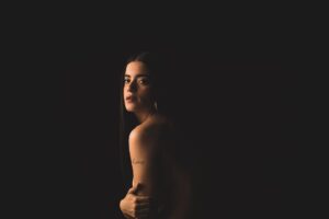 Paulina Gaitán Instagram - Darkness is full of possibilities🔥
.
.
.
.
.
.
📸 @cachephoto 

#sonyalpha #sony7c #photoshoot #photography #skin #dark #darkness #actress #photos #poderprieto #mipielserespeta