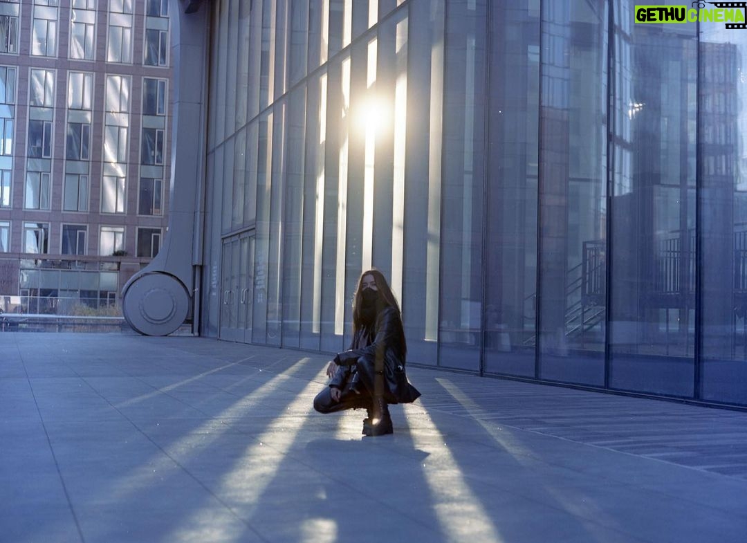 Paulina Gaitán Instagram - Let the sun shine 💛✨ . . . . . . . . . #nyc #sunset #womenpower #light #cachephoto #shadows #normalday #missingmyvacation #livingmybestlife #sonyalpha #sony7c
