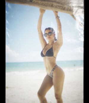 Paulina Gaitán Instagram - Extrañando la vacación 🙄✨💛