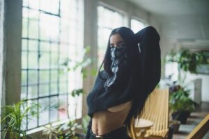 Paulina Gaitán Instagram - Arriba las manos 🖤🔫🎥
Hands Up 
📸 @cachephoto 

 #photography #photo #love #life #model #girl #photooftheday #beautiful #fun #facemask #filmset #setlife
