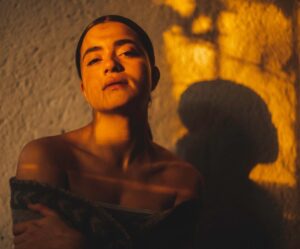 Paulina Gaitán Instagram - 🎥Retratos de personajes 🧡🎥. #actress 
¿Que es lo que más les gusta de un personaje en el cine?

📸@cachephoto
#cine #actriz #actor #personajes #character #120filmphotography #acting #portraits #analogueportraits