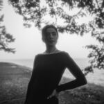 Paulina Gaitán Instagram - Mi musa @paugaitan #bwphotography #japan #lake #mist #sonyalphapartners Buscamos el clima, la ubicación y la hora para sacar estas fotos tan negras. Hakone