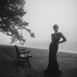 Paulina Gaitán Instagram - Mi musa @paugaitan #bwphotography #japan #lake #mist #sonyalphapartners Buscamos el clima, la ubicación y la hora para sacar estas fotos tan negras. Hakone