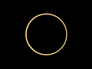 Paulina Gaitán Instagram - Ring of fire - Eclipse Anular 14 Octubre 2023. 

Entre Campeche y Mérida #hecelchakán en la justa franja de Anularidad 

Estas fotos la tomamos en el con la Sony alpha a1 y lente 200-600Gmaster con 2x Teleconverter y un filtro Kase ND100,000

@alphabysony_latin @kasefiltersmexico 
@paugaitan 
Llegamos al punto exacto gracias a nuestro amigo 
@efrainpanda 

#sonyalphapartners #kasefilters #eclipsesolar