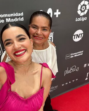 Paulina Gaitán Instagram - Hoy fue una noche maravillosa 
Gracias a @premios_platino por la nominación y por hacernos pasar una velada hermosa 

Gracias a mi querido @carlospinedamx por siempre confiar en mi y dejarme usar uno de tus vestidos 💕💕 la rompimos 

Gracias a mi novio @cachephoto que aunque ahora está subiendo el Everest, busco la manera de estar al pendiente y como siempre ser mi apoyo y mi TODO te amo mi vida 

Pero sobre todo gracias a mi mamá @ileanaruiz que me la traje conmigo a vivir esta gran experiencia….te amo mami 

Fue una noche hermosa que siempre llevaré en mi corazón ✨❤️‍🔥❤️‍🔥