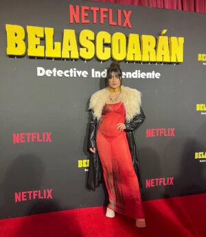 Paulina Gaitán Instagram - En la alfombre de Belascoaran ❤️‍🔥
Muy contenta y agradecida
Gracias por dejarme hermosa 
@sean_derbes @emmimua @andreamdz 
Primer look @gabriellevenguer 
Segundo look @rafaella.clo