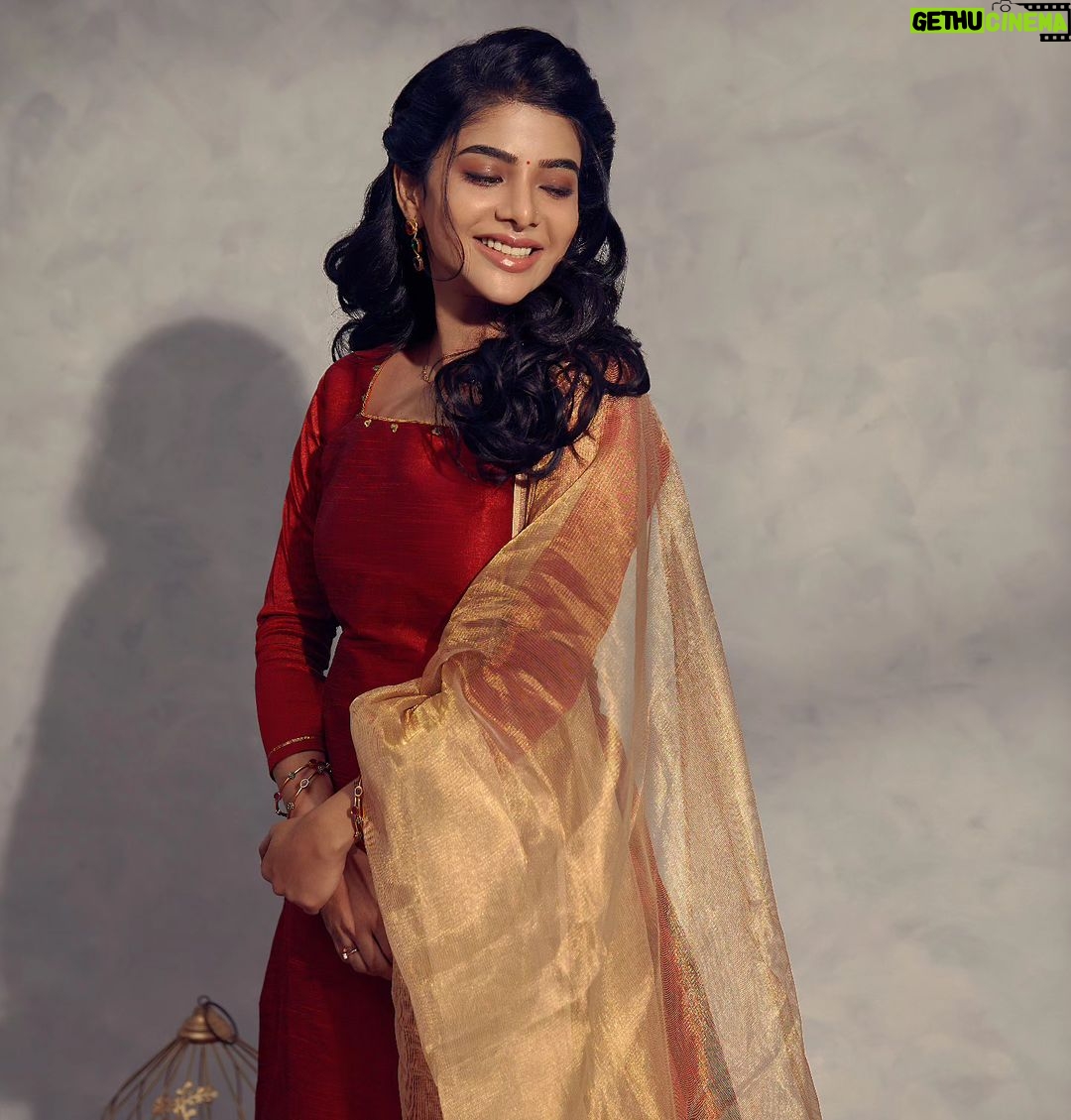 Pavithra Lakshmi Instagram - Naanam sollum vaarthai yaavum naanum solla kudumo PC: @arungnanavel Wearing @tamarachennai Mua @ratnamakeupartist Hair @mahi_hairdo
