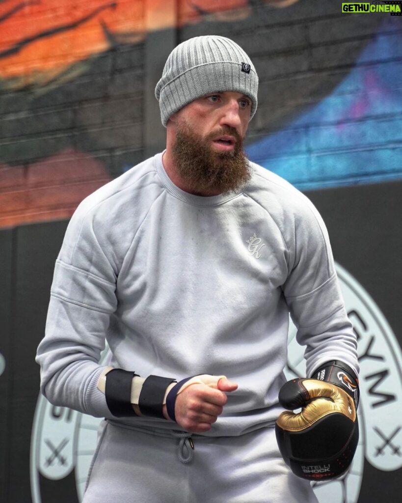 Peter Queally Instagram - 75% off tomorrow from 10am for the @gymking Black Friday sale! Link in my bio 👊🏼